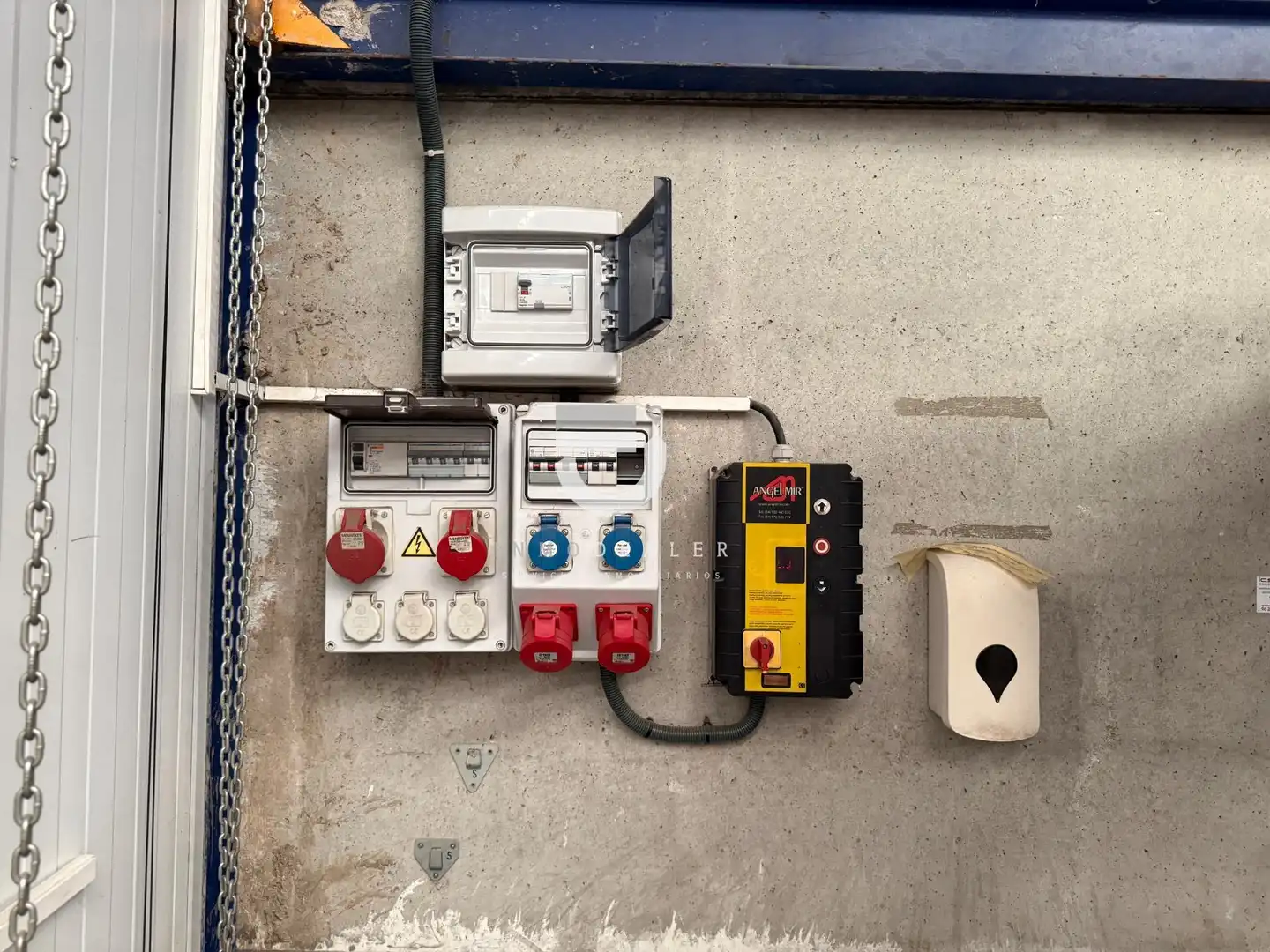 Parkplatz von Fabrikhallen zur Miete in Rafelcofer