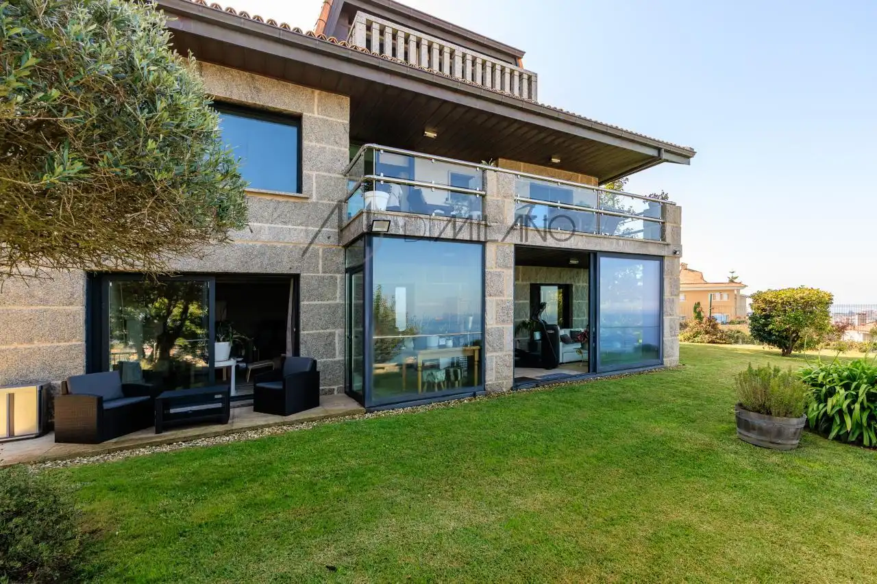 Vista exterior de Casa o chalet en venta en Nigrán con Calefacción, Jardín privado y Parquet