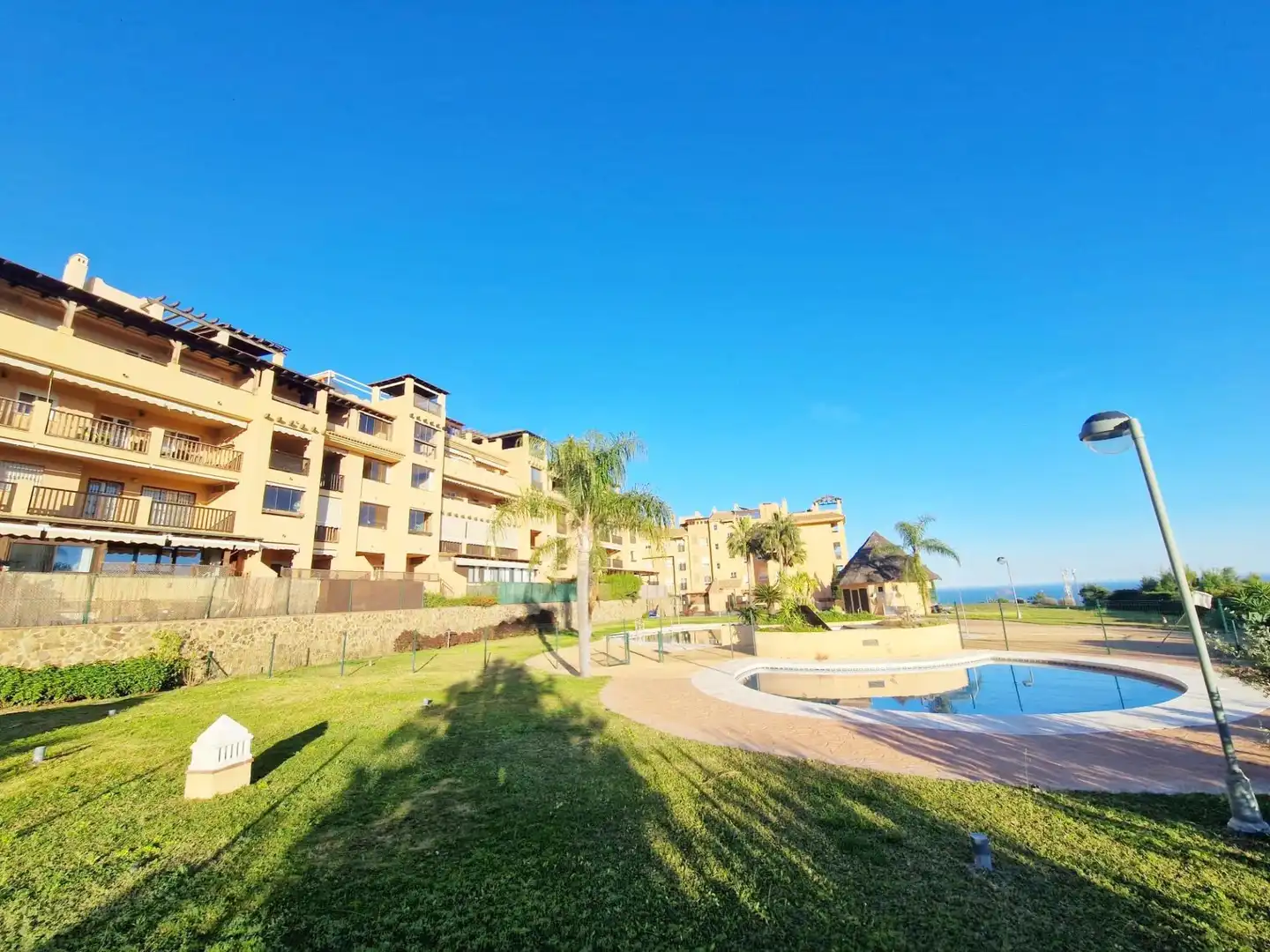 Außenansicht von Wohnung zum Verkauf in Rincón de la Victoria mit Klimaanlage, Heizung und Terrasse