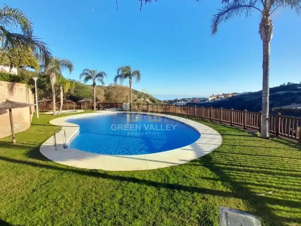 Schwimmbecken von Wohnung zum Verkauf in La Alcaidesa mit Klimaanlage, Heizung und Terrasse