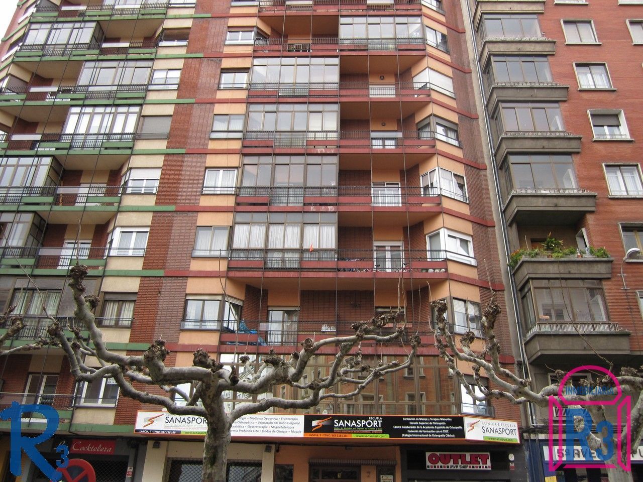 Vista exterior de Pis en venda en León Capital  amb Calefacció i Terrassa