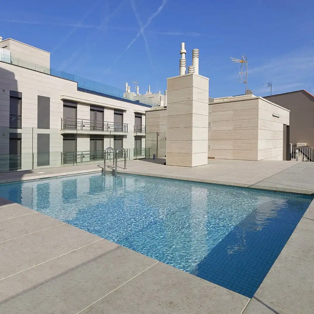 Piscina de Pis de lloguer en Barcelona amb Aire condicionat, Calefacció i Jardí privat