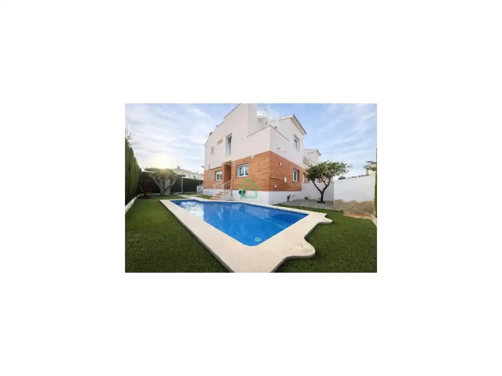 Villa zum Verkauf in Calle Nogueres De Les