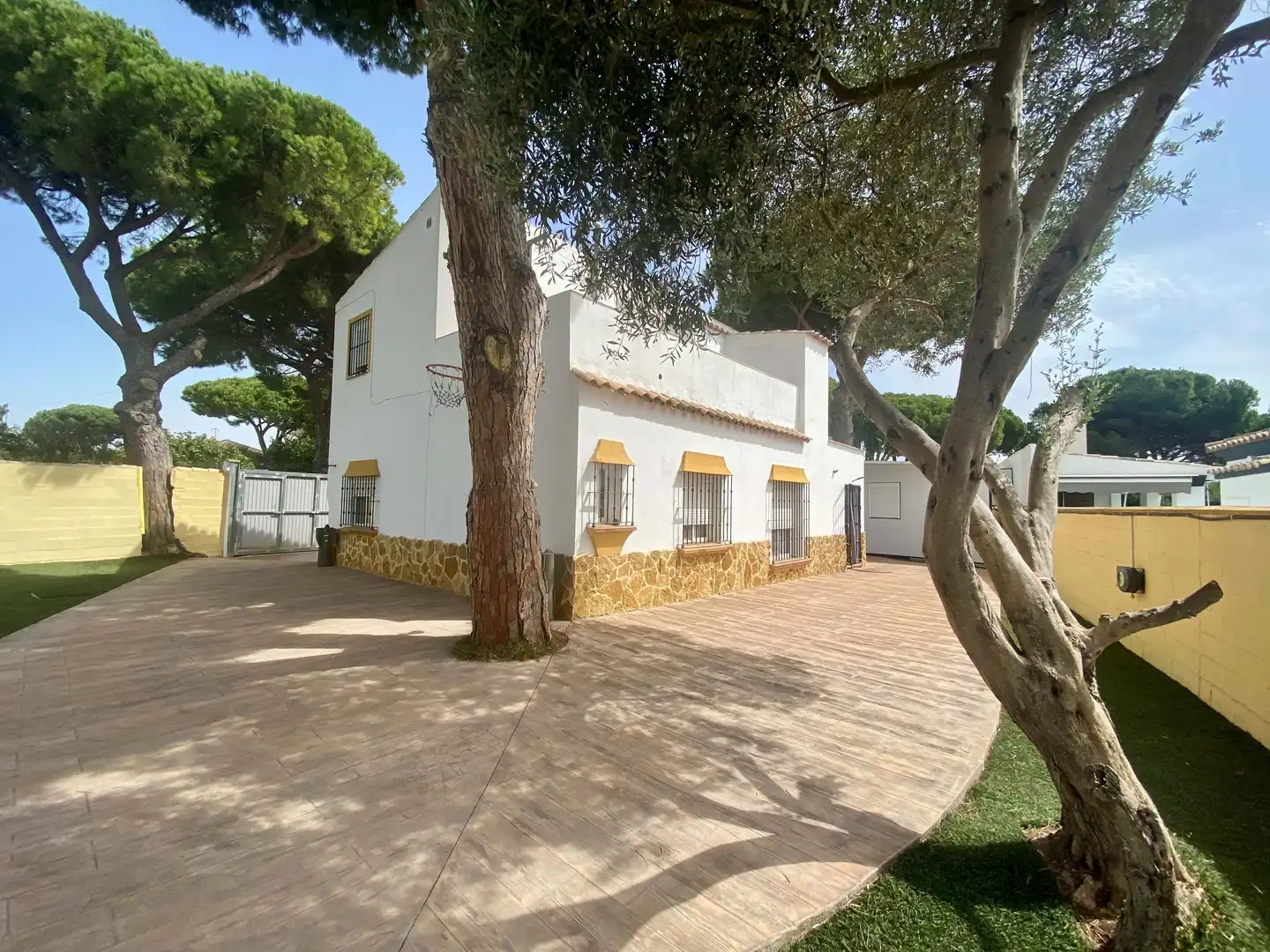 Vista exterior de Casa o xalet en venda en Chiclana de la Frontera amb Piscina
