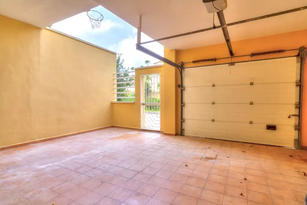 Aparcament de Casa o xalet en venda en Fuengirola amb Aire condicionat, Jardí privat i Terrassa