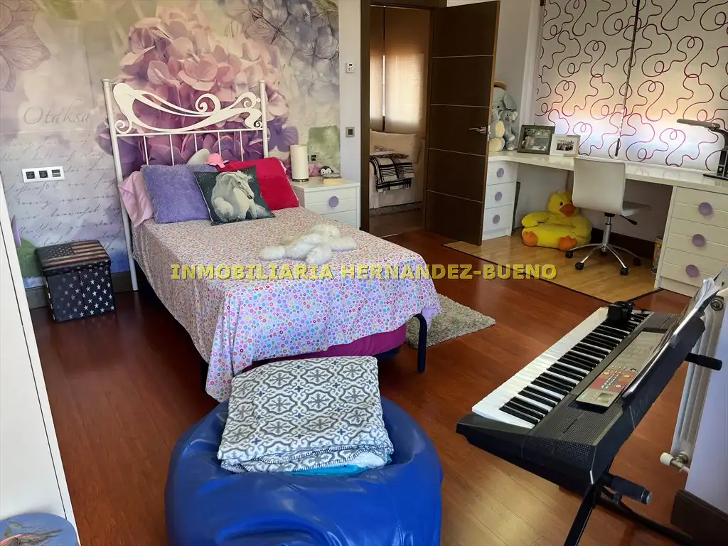 Habitación de Casa o chalet en venta en Carbajosa de la Sagrada con Aire acondicionado, Calefacción y Jardín privado