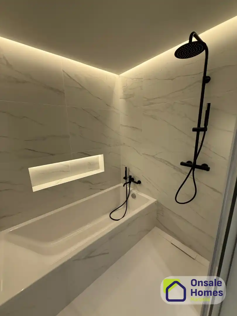 Badezimmer von Wohnungen zum Verkauf in Marbella mit Klimaanlage, Privatgarten und Abstellraum