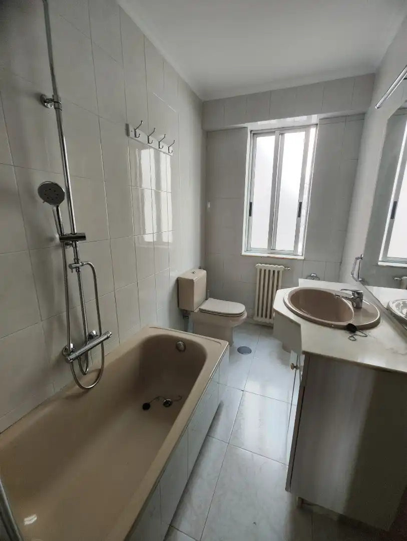 Baño de Piso de alquiler en Santiago de Compostela  con Calefacción, Parquet y Horno
