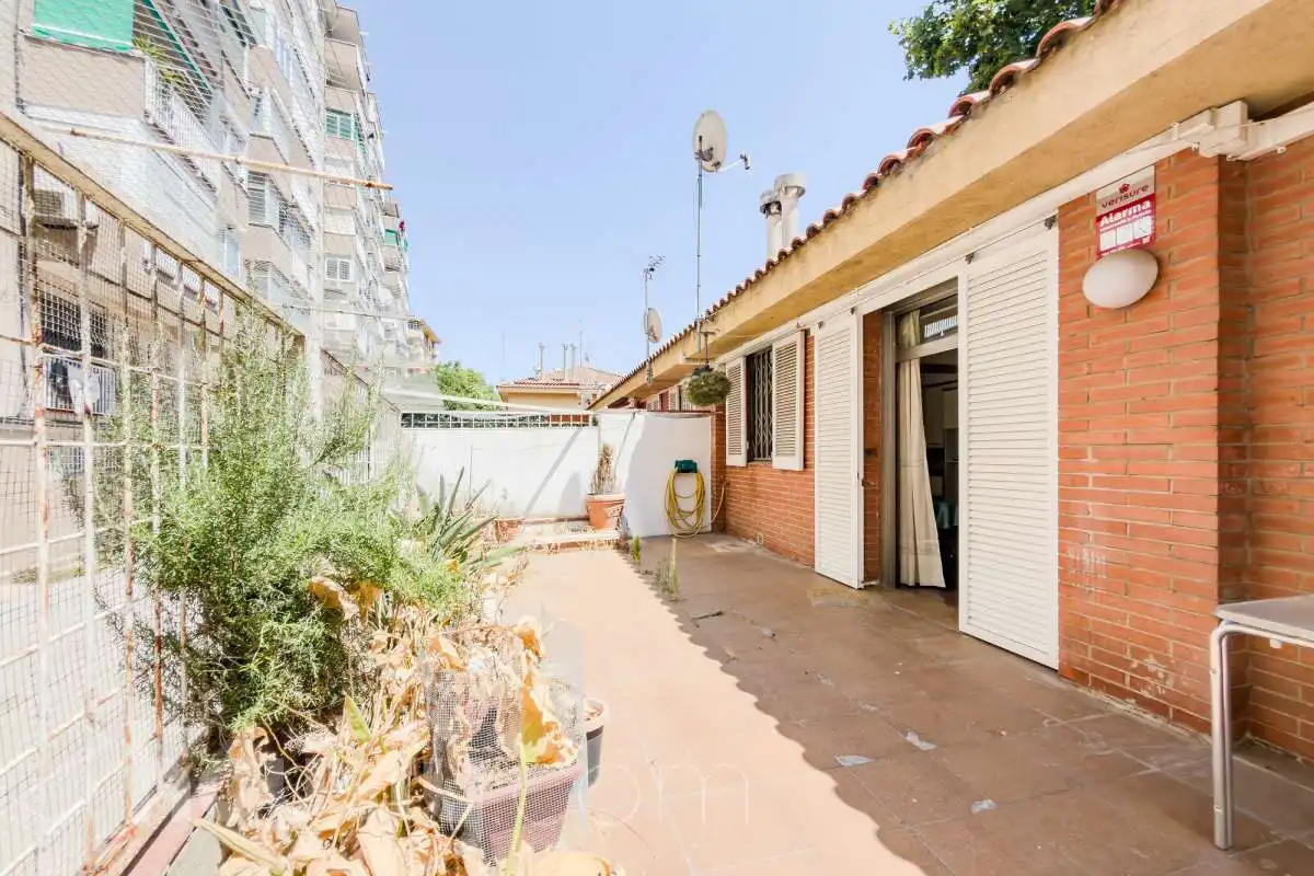 Vista exterior de Casa o xalet en venda en Barcelona amb Jardí privat, Terrassa i Traster