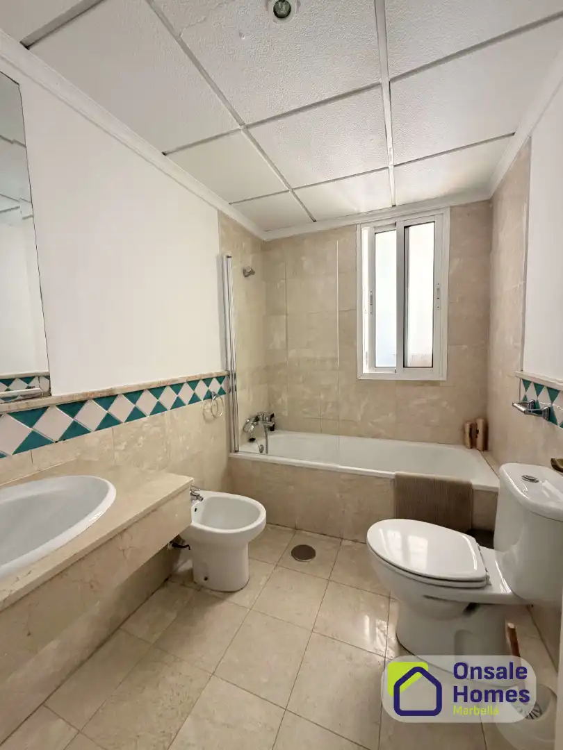 Badezimmer von Wohnungen zur Miete in Marbella mit Klimaanlage, Terrasse und Möbliert