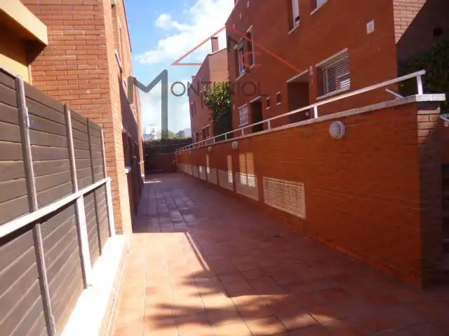 Vista exterior de Casa adosada en venda en Sant Joan Despí amb Aire condicionat, Calefacció i Jardí privat