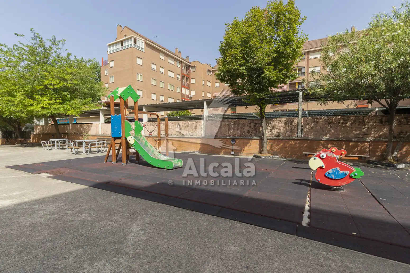 Vista exterior de Pis en venda en Alcalá de Henares amb Calefacció, Traster i Piscina