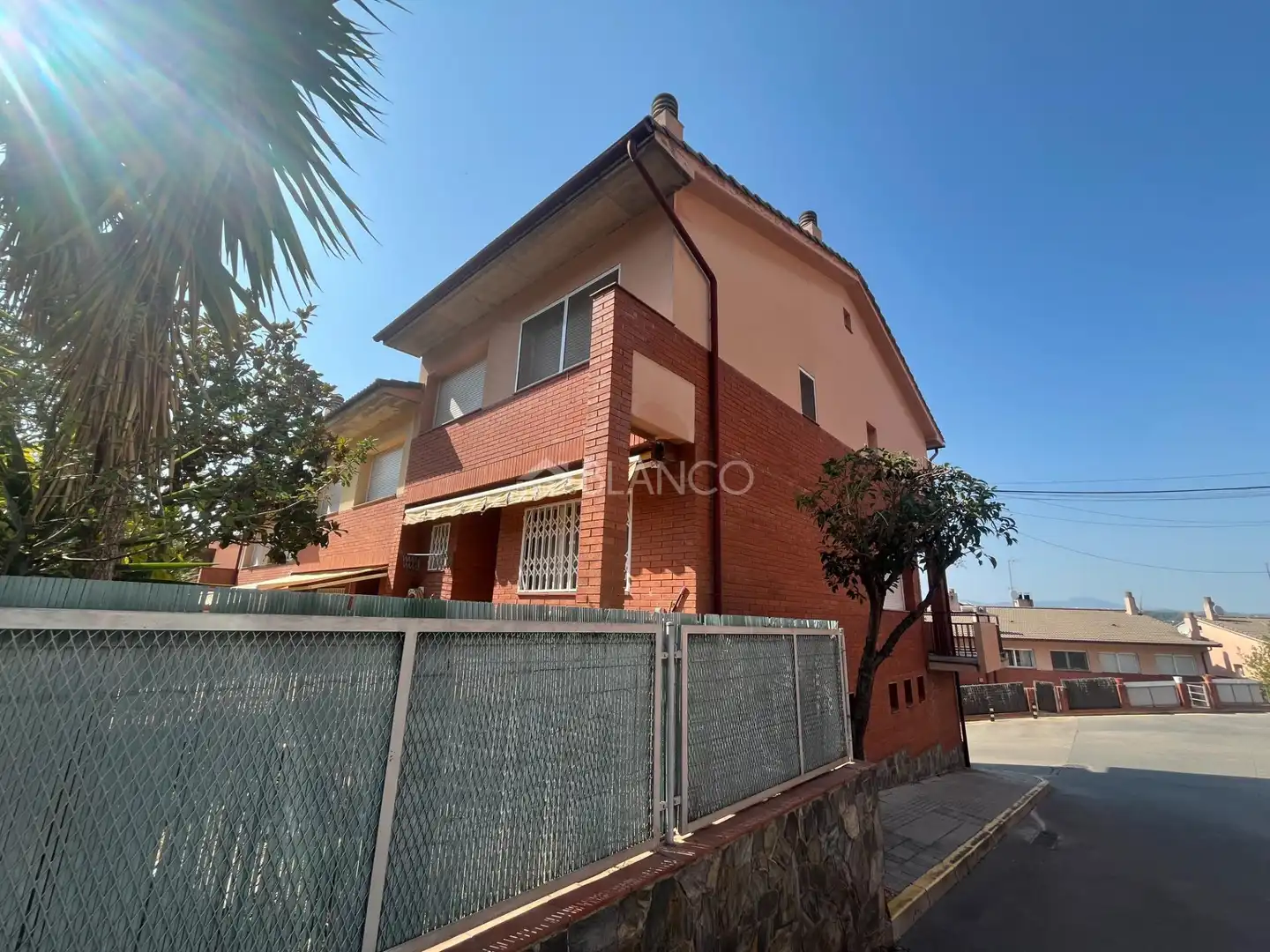 Vista exterior de Casa o xalet en venda en Sant Andreu de la Barca amb Calefacció, Traster i Piscina comunitària