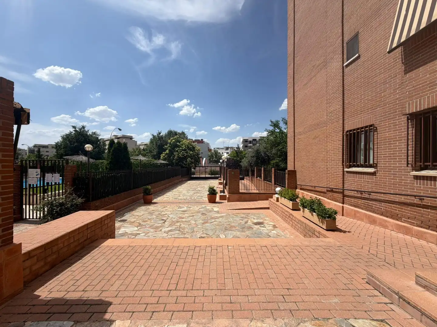Außenansicht von Wohnung zur Miete in Madrid mit Heizung, Privatgarten und Abstellraum