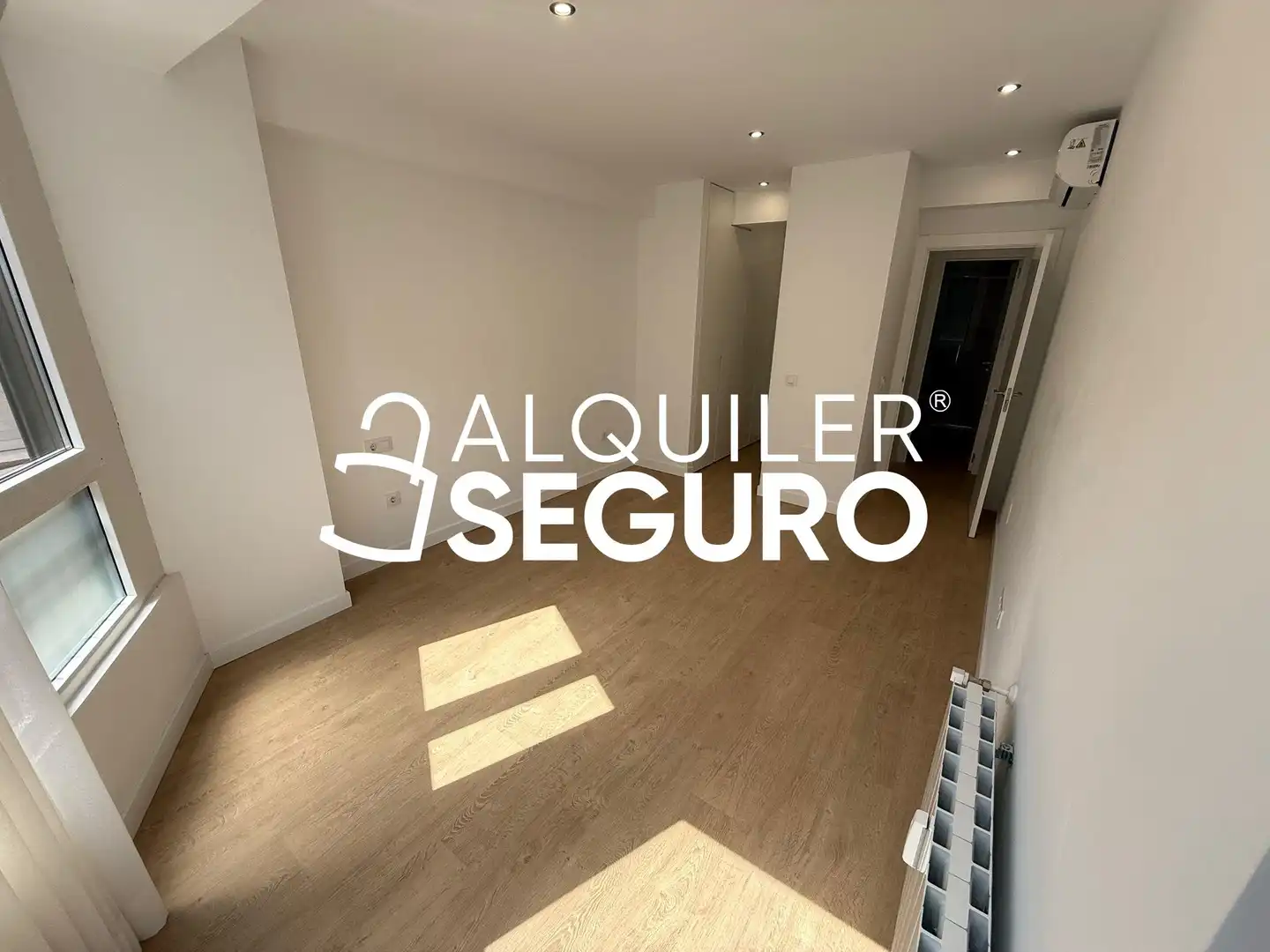 Bedroom of Flat for rent in Madrid  with Air Conditioner and Heating