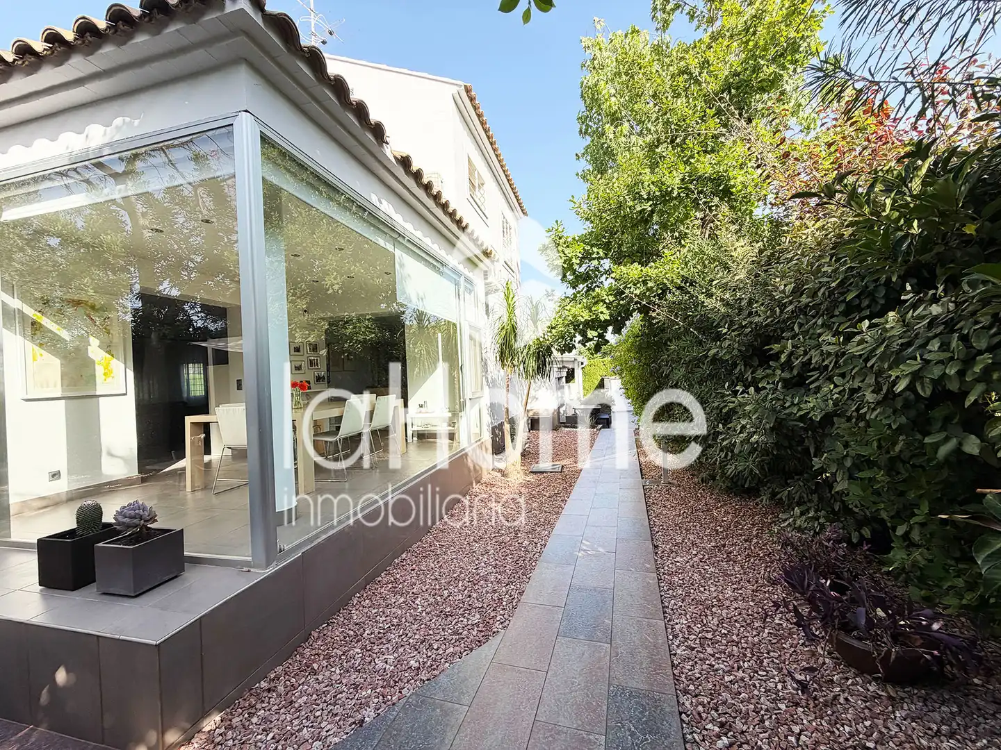 Vista exterior de Casa o xalet en venda en L'Eliana amb Aire condicionat, Calefacció i Jardí privat