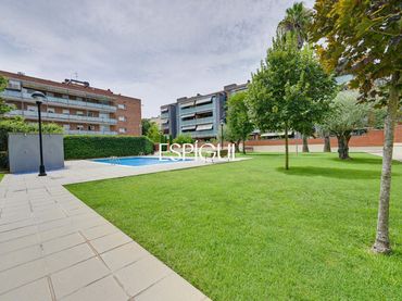 Pis amb balcó en venda a Josep Puig i Cadalfach