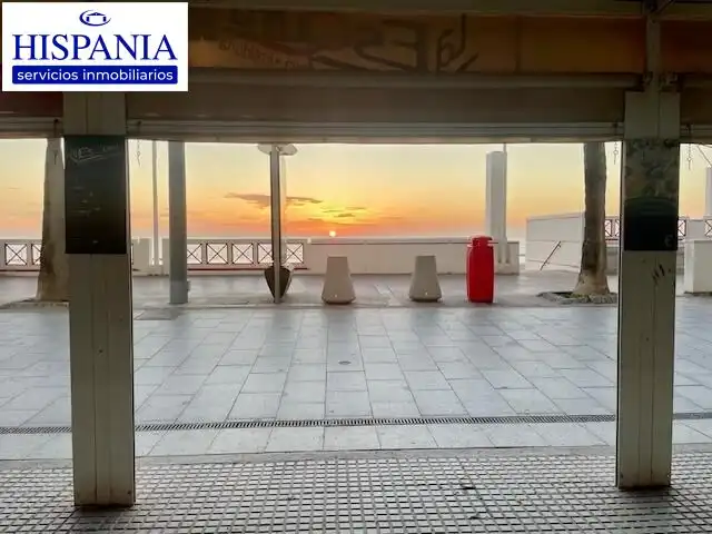 Vista exterior de Local en venda en Cádiz amb Aire condicionat