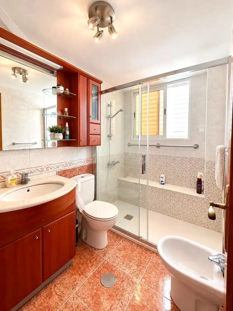 Baño de Apartamento en venta en Benidorm con Aire acondicionado, Calefacción y Terraza