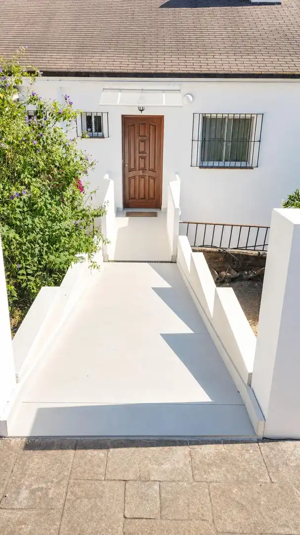 Vista exterior de Casa adosada en venda en Estepona amb Aire condicionat, Calefacció i Jardí privat
