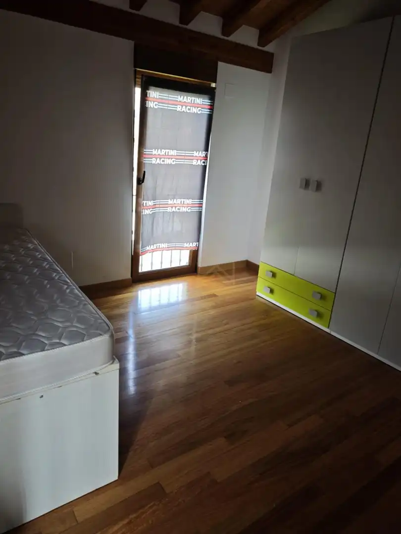 Dormitori de Casa adosada de lloguer en Entrambasaguas amb Calefacció i Jardí privat