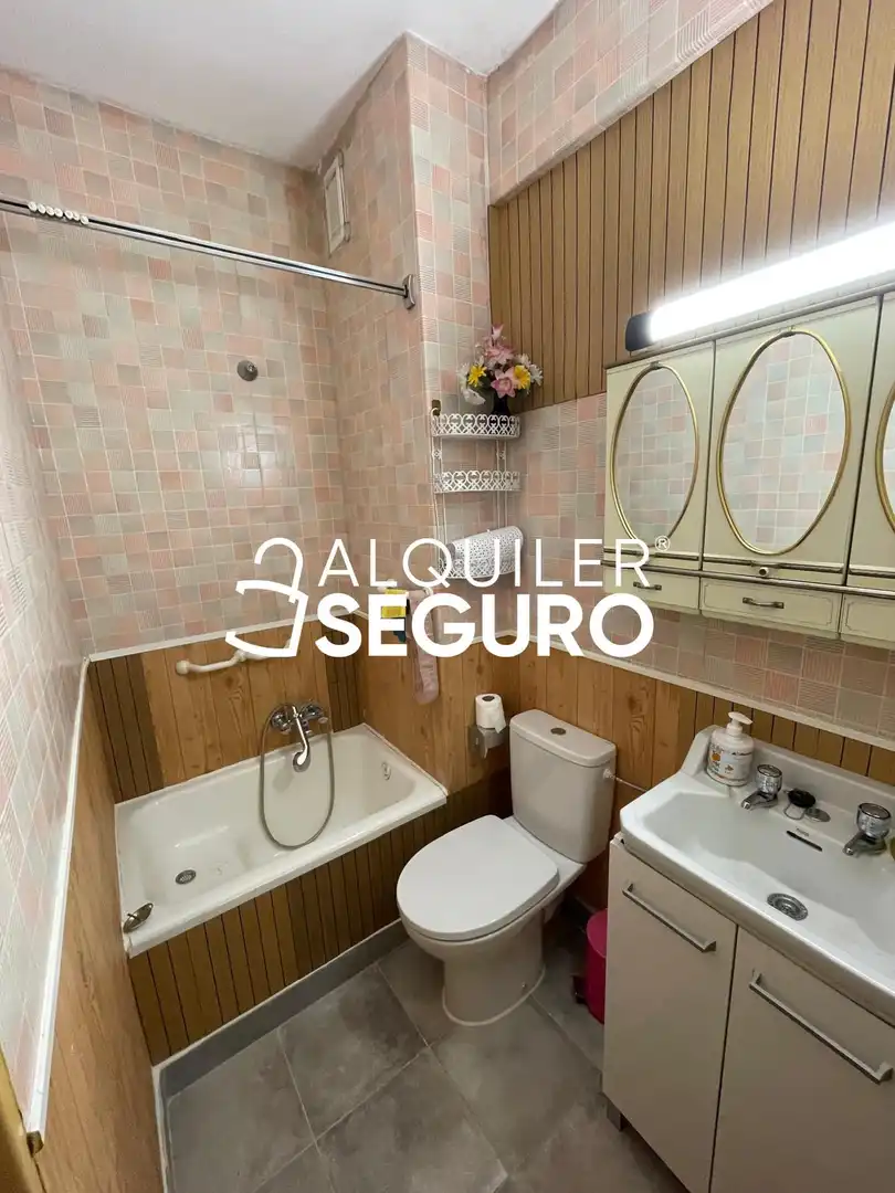 Bathroom of Flat for rent in Madrid  with Terrace and Furnished