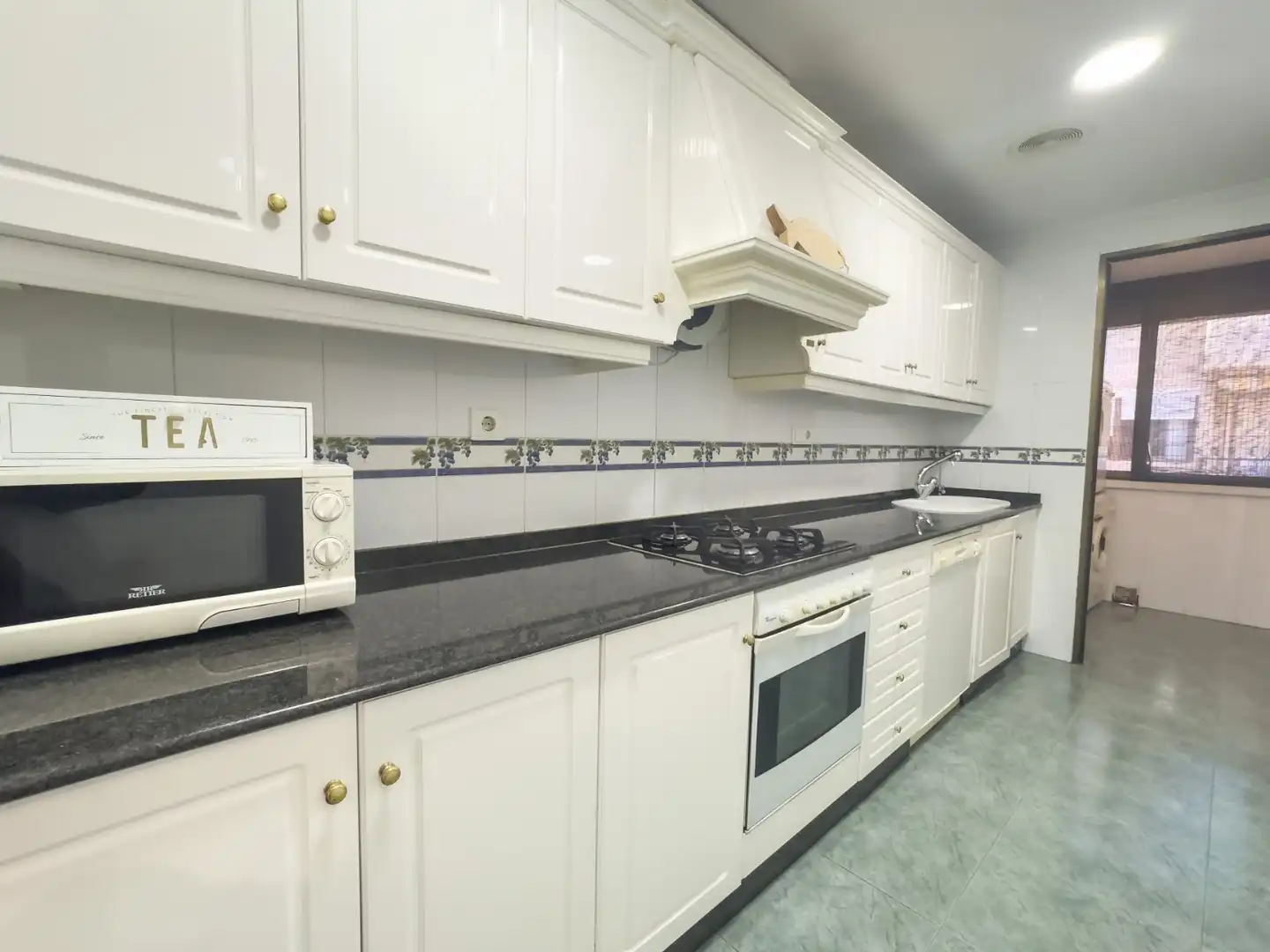 Cuina de Apartament de lloguer en Santa Pola amb Terrassa, Moblat i Forn