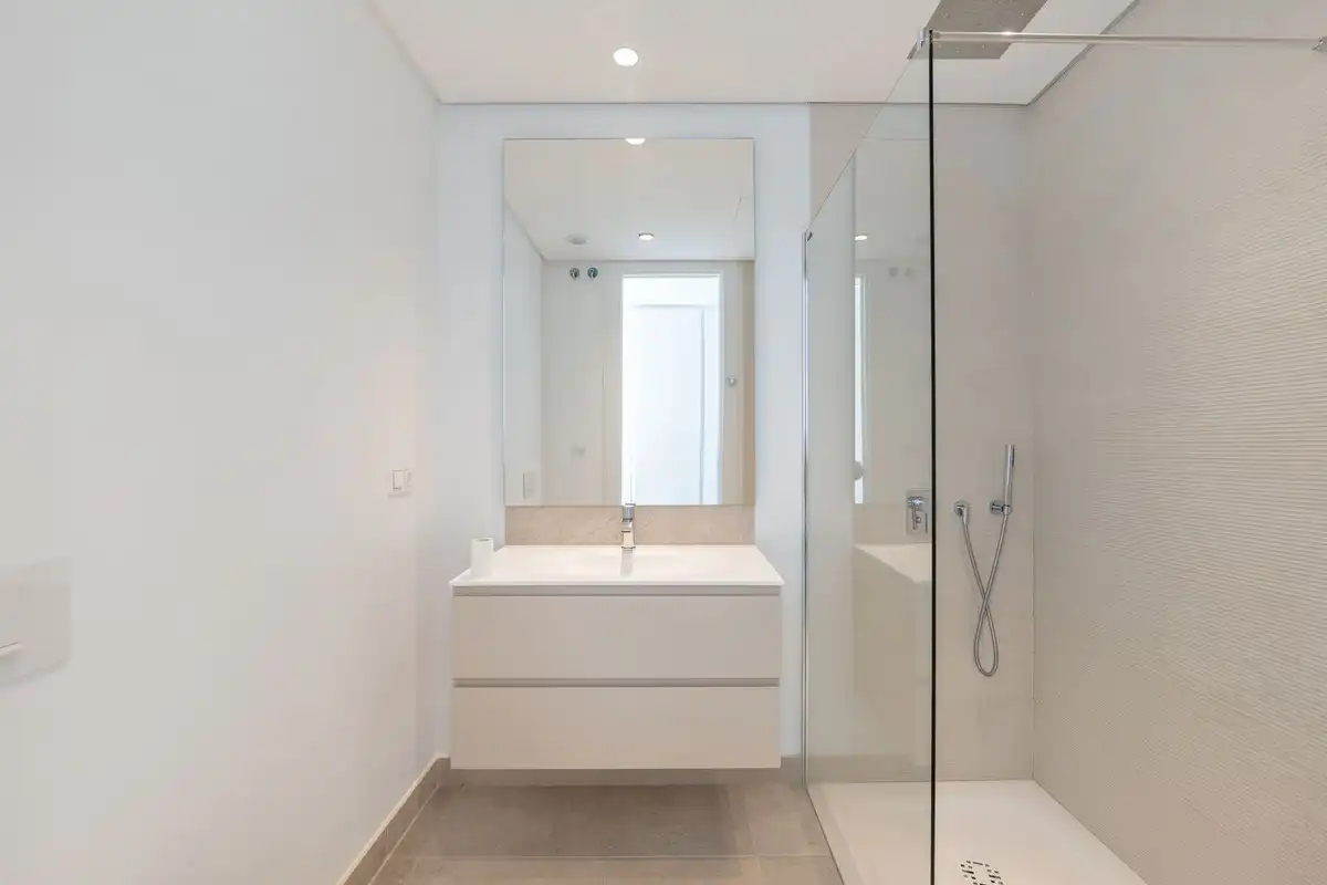 Badezimmer von Wohnung zur Miete in Benahavís mit Abstellraum