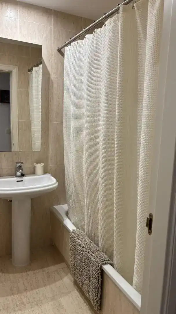 Badezimmer von Wohnung zur Miete in Rota mit Klimaanlage, Privatgarten und Schwimmbad