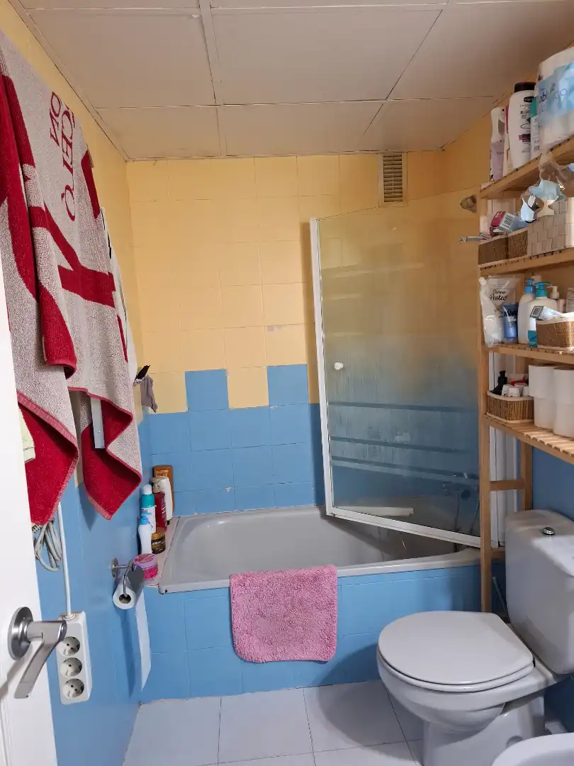 Bathroom of Flat for sale in Sevilla  with Air Conditioner, Terrace and Storage room