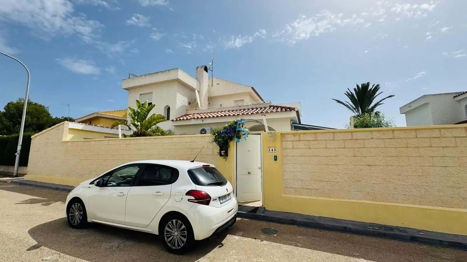 Vista exterior de Casa o xalet en venda en Orihuela amb Aire condicionat, Terrassa i Traster