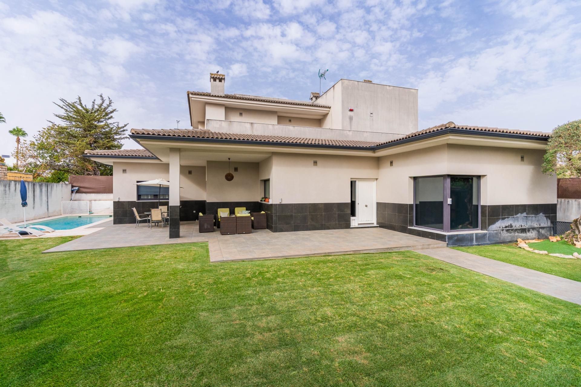 Vista exterior de Casa o xalet en venda en Jerez de la Frontera amb Aire condicionat, Calefacció i Jardí privat