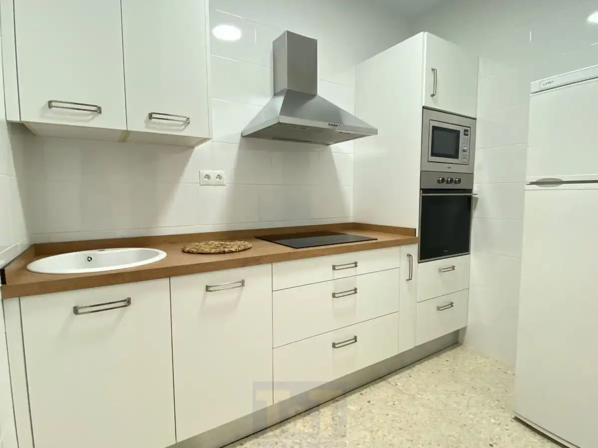Cuina de Apartament de lloguer en La Antilla amb Terrassa i Moblat