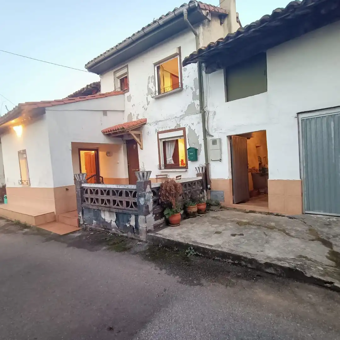 Vista exterior de Casa o xalet en venda en Siero amb Traster i Piscina