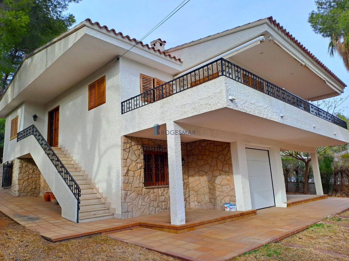 Vista exterior de Casa o xalet en venda en Benicasim / Benicàssim amb Terrassa, Piscina i Balcó