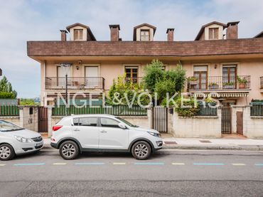 Adosado con balcón en venta en Tolaregoia Kalea