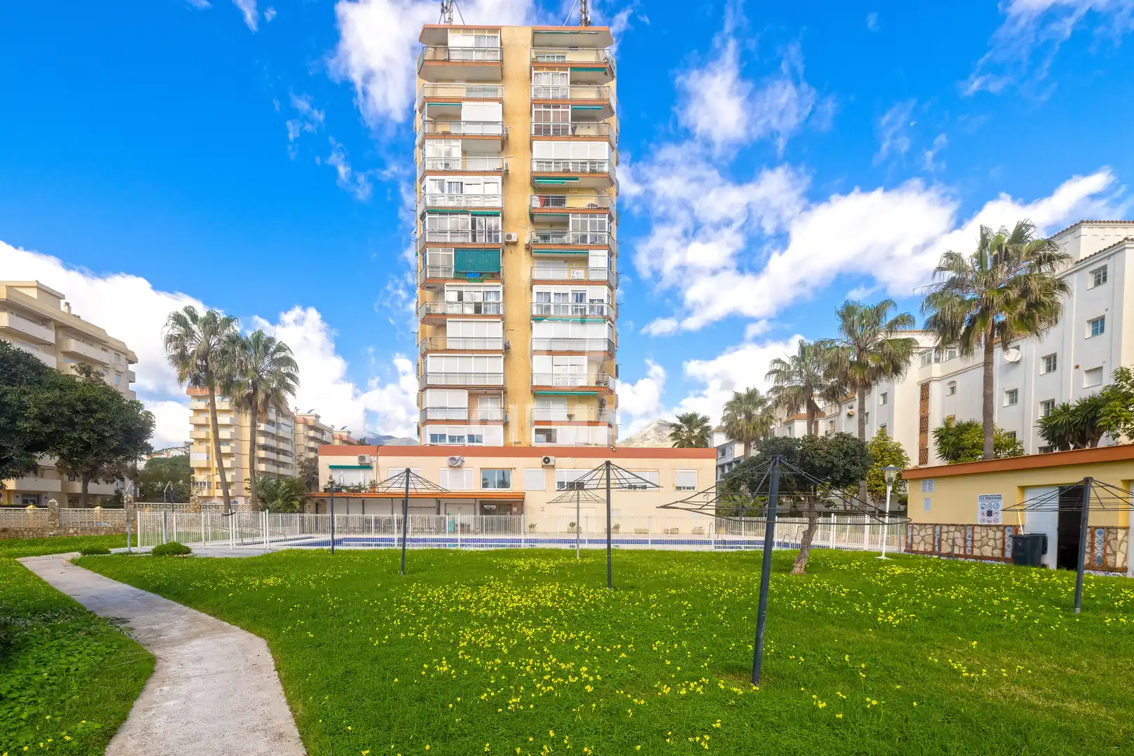 Vista exterior de Estudi en venda en Benalmádena amb Calefacció, Jardí privat i Piscina