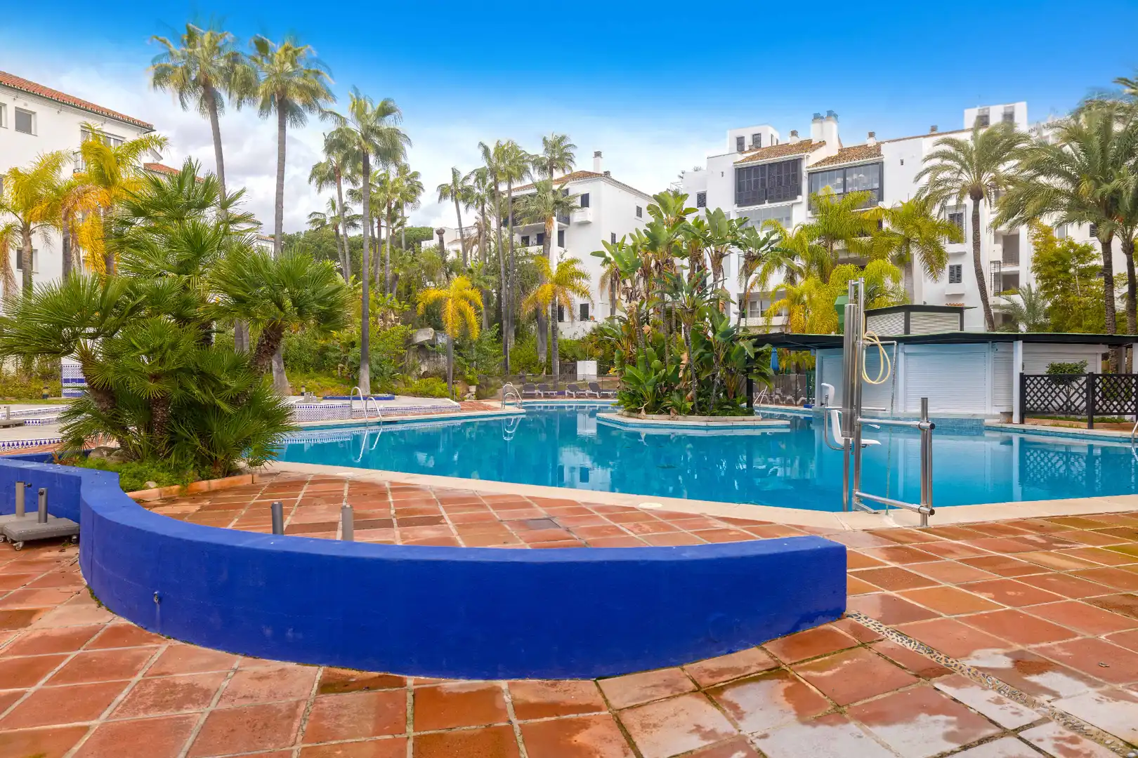 Piscina de Piso en venta en Marbella con Terraza, Trastero y Balcón