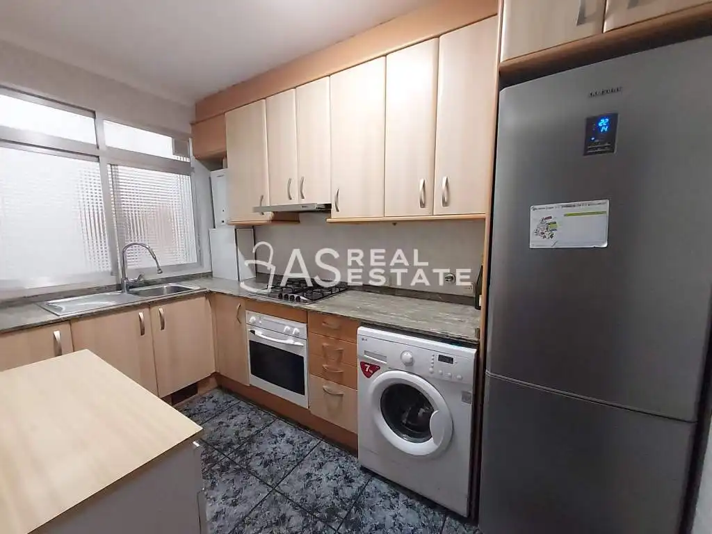 Vista exterior de Piso en venta en L'Hospitalet de Llobregat con Aire acondicionado y Amueblado