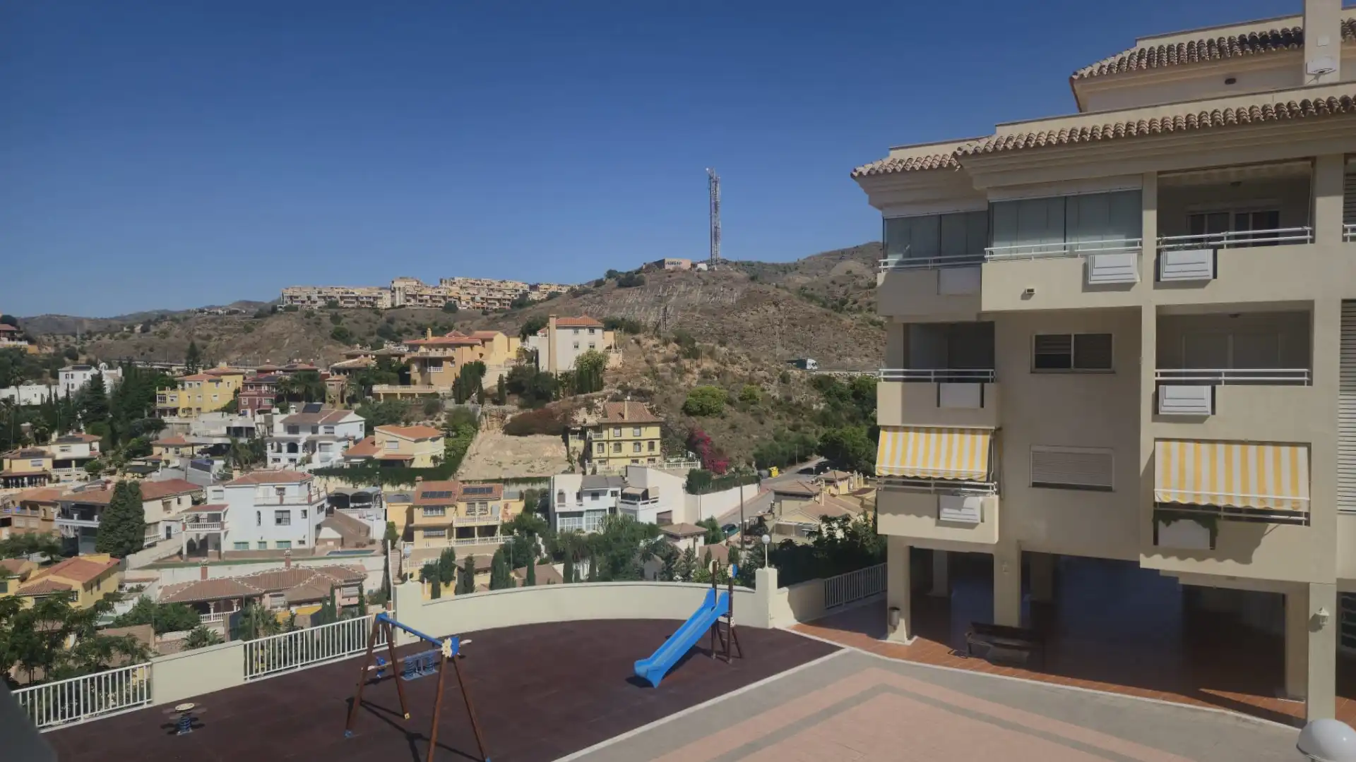 Vista exterior de Pis en venda en Rincón de la Victoria amb Jardí privat, Forn i Rentadora