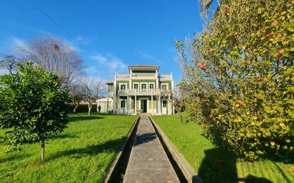 Vista exterior de Casa o xalet en venda en Llanes amb Jardí privat i Terrassa
