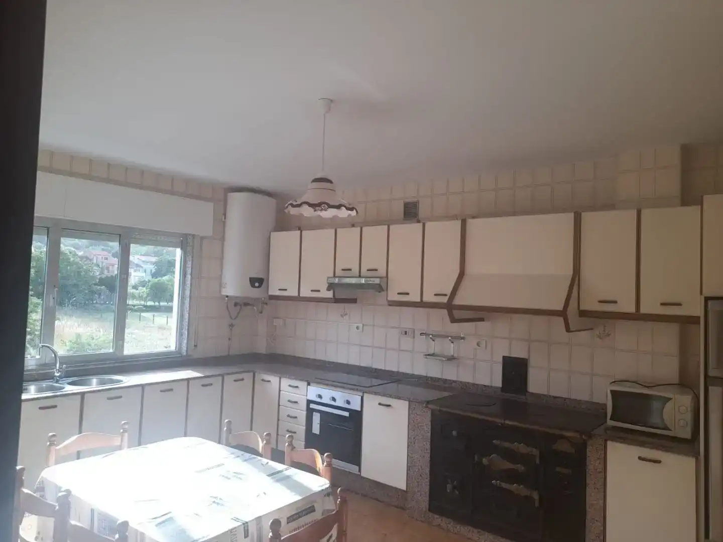 Cocina de Piso de alquiler en Outes con Parquet, Amueblado y Balcón