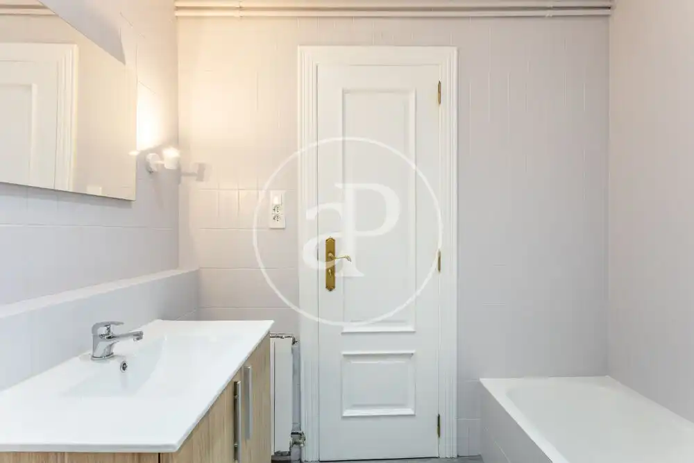 Baño de Piso de alquiler en Valencia con Aire acondicionado, Calefacción y Balcón