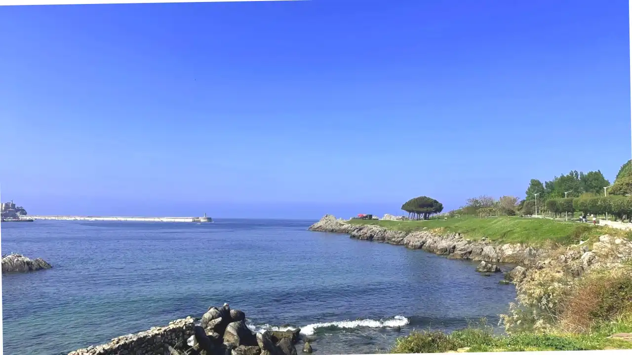 Vista exterior de Piso en venta en Castro-Urdiales con Calefacción, Trastero y Amueblado