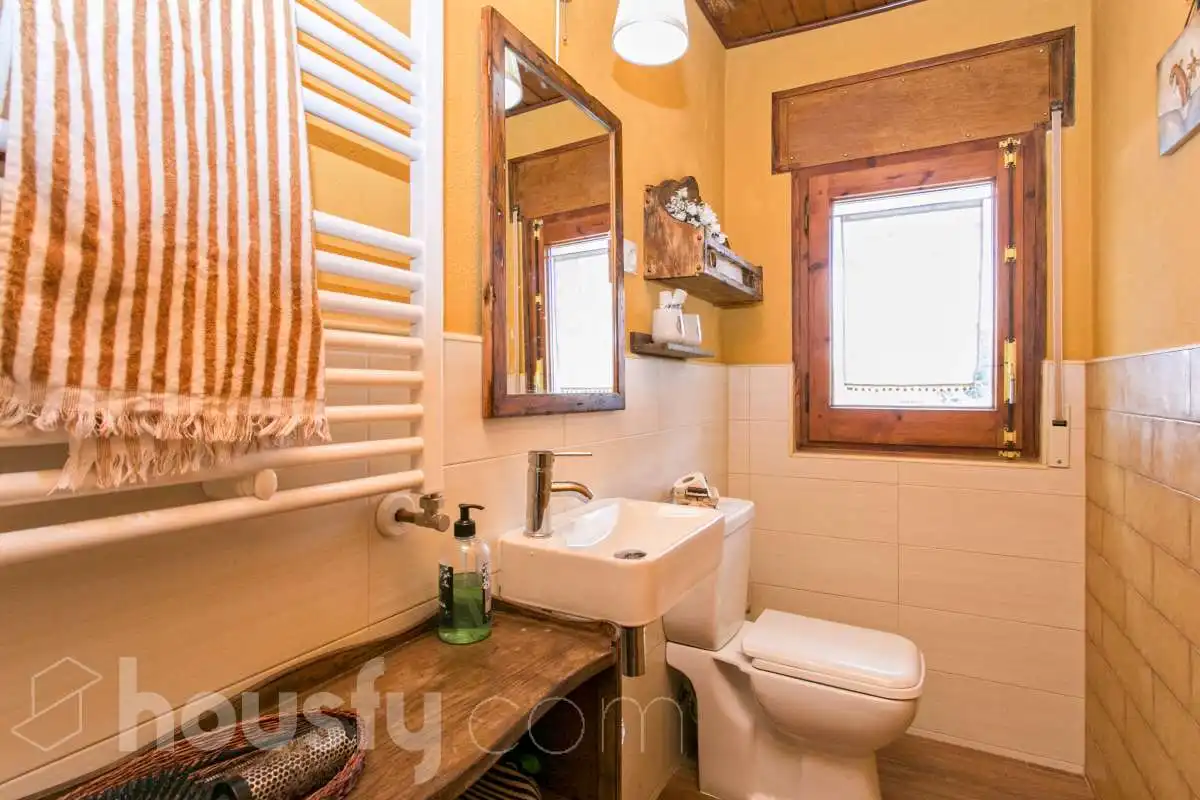 Bathroom of Flat for sale in Alp  with Air Conditioner, Heating and Terrace