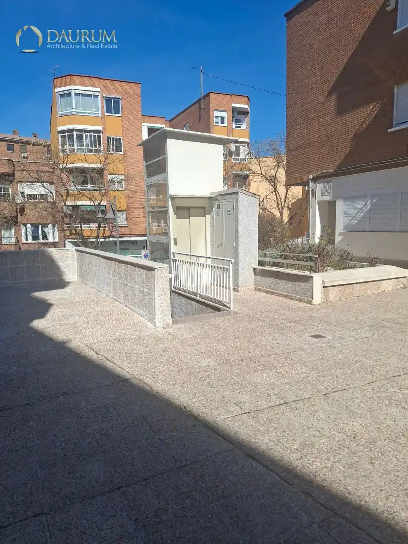 Vista exterior de Local en venda en Alcobendas amb Internet i Alarma