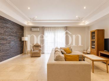 Detached house with balcony for sale in Zona Cantereria