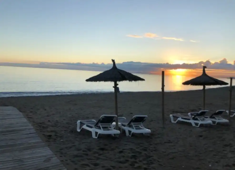 Außenansicht von Erdgeschoss zum Verkauf in Estepona mit Klimaanlage, Heizung und Parkett