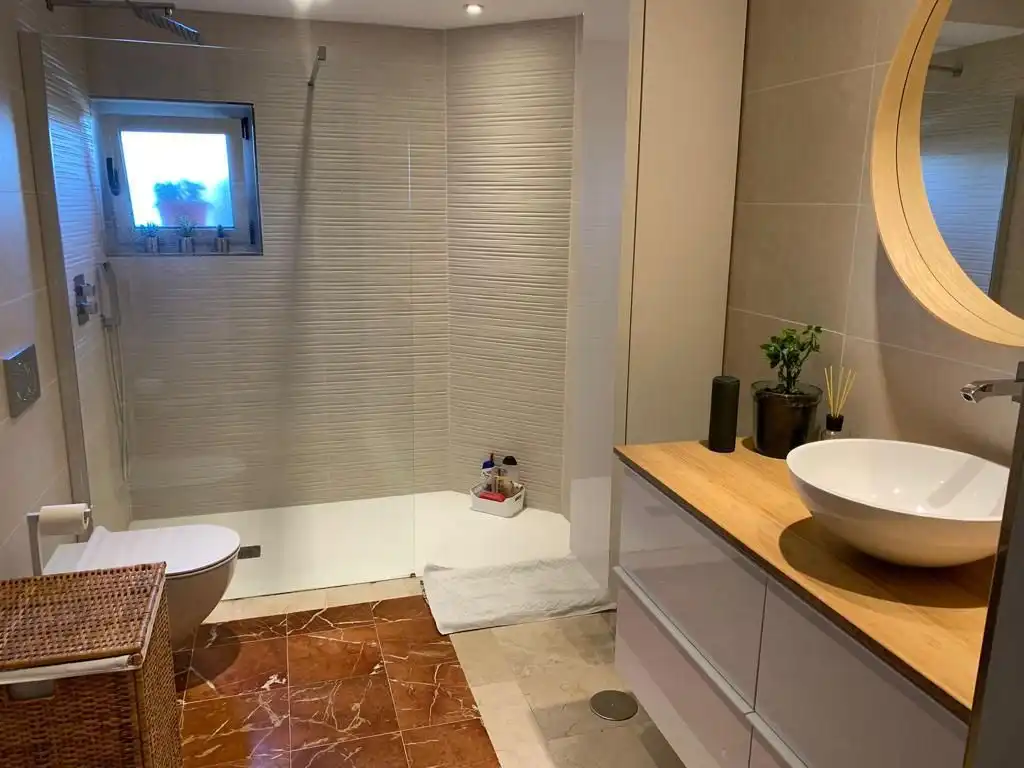 Baño de Apartamento en venta en Sotogrande con Aire acondicionado, Calefacción y Jardín privado