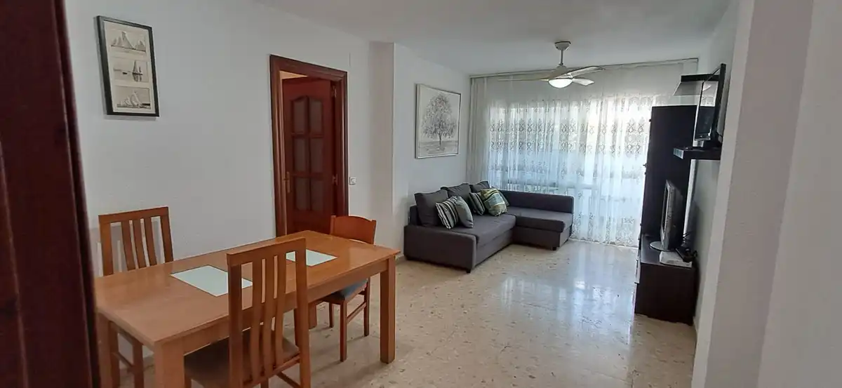 Sala d'estar de Apartament en venda en Benalmádena amb Aire condicionat, Moblat i Piscina comunitària
